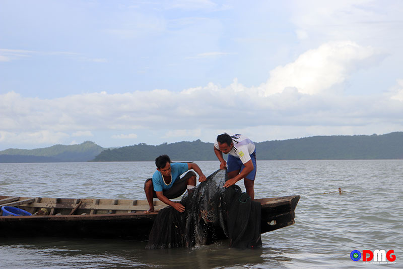 ငါးမဖမ်းရ တားမြစ်ချက်ကြောင့် သစ်ပုတ်တောင်ရွာမှ ရေလုပ်သားများ အခက်တွေ့နေ