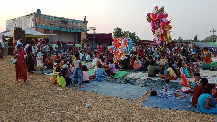 Theatrical performance usually entertain in pagoda festival, monk’s funeral and some donation ceremonies in Arakan State. 